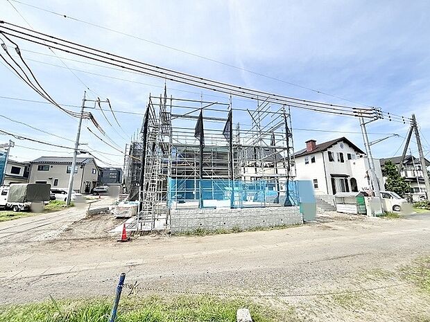 新しい暮らしの形を丁寧に築き上げる、完成に向けて着実に進む建築現場の風景です。