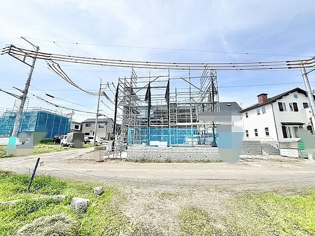 新しい生活の始まりを予感させる、穏やかな空気に包まれた建築現場の風景です。