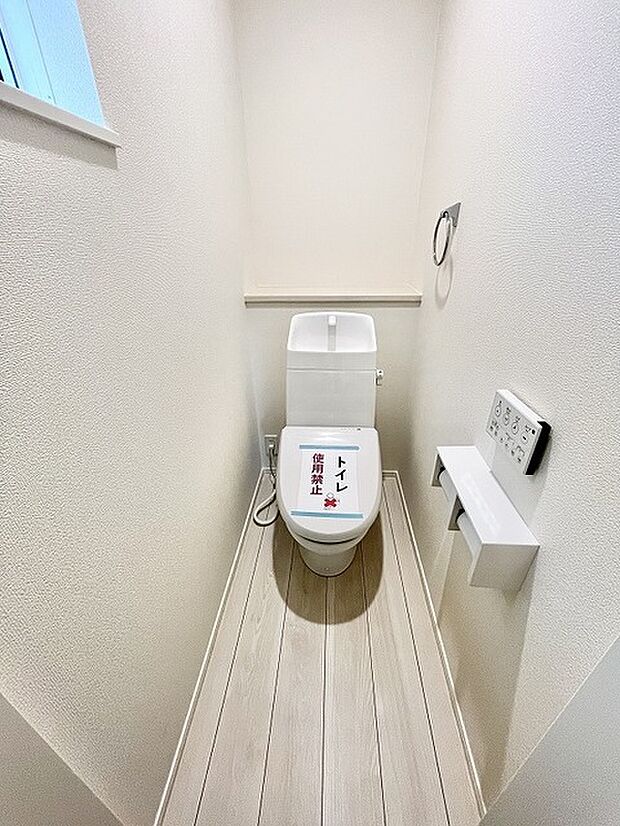 白を基調とした清潔感のある空間が広がり、落ち着いた静かな時間が流れる心地よい場所です。