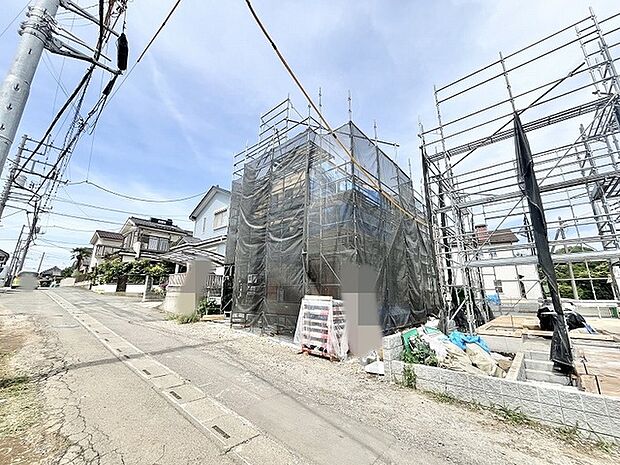 新しい暮らしが形作られていく、閑静な住宅街での建築風景です。