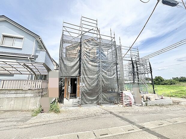 新しい暮らしの始まりを感じさせる、静かな環境に佇む建築途中の建物です。