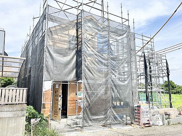 新しい暮らしの完成へ向けて、静かに期待が高まる丁寧な建築の様子が伝わってきます。