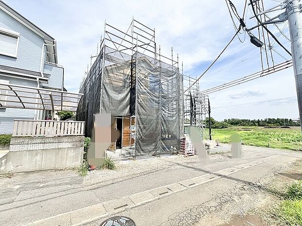 静かな環境の中で新しい暮らしの形がゆっくりと形作られていく、期待感に満ちた建築途中の風景です。