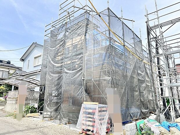 新しい暮らしの息吹を感じさせる、建物の成長を静かに見守る落ち着いた風景。