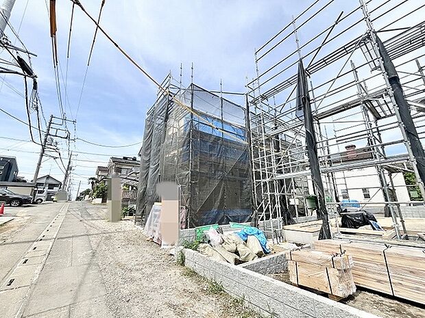 新しい暮らしの始まりを感じさせる、静かな環境で進められている建築の様子です。