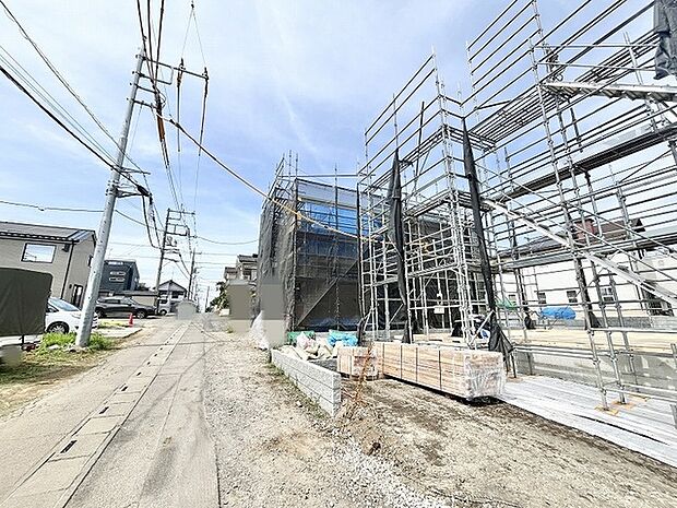 新しい暮らしの基盤となる場所が、静かな住宅街の中で着実に形作られています。