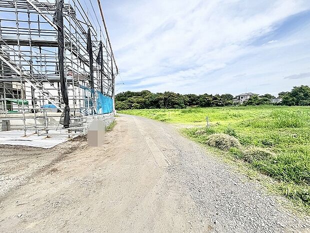 緑豊かな自然の景観が広がり、空を広く感じられる穏やかな環境がここでの新しい暮らしを予感させます。