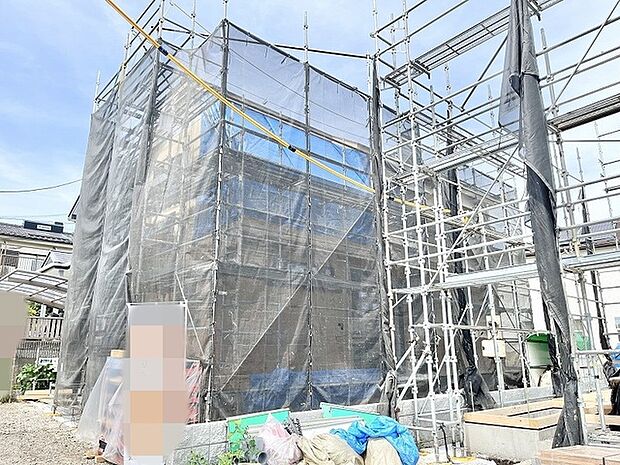新しい暮らしの形を丁寧に築き上げていく、建設途中の健やかな気配が漂う穏やかな風景です。