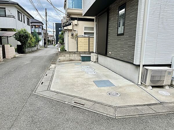 住宅街の穏やかな空気感に馴染む、落ち着いた佇まいの敷地スペースです。