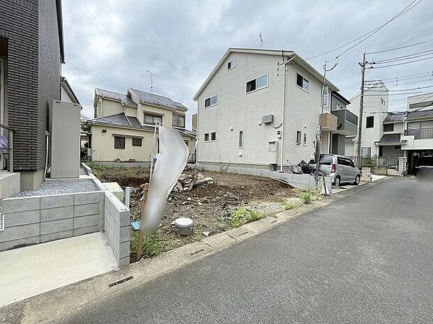 周囲の建物と調和する落ち着いた住環境に広がる、思い描いた住まいを自由に形にできる敷地です。