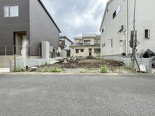 周囲の建物と調和する落ち着いた区画で、新しい暮らしの構想を描ける場所です。