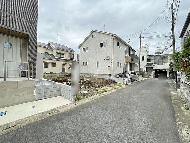 穏やかな街並みに馴染む、落ち着いた佇まいのロケーションです