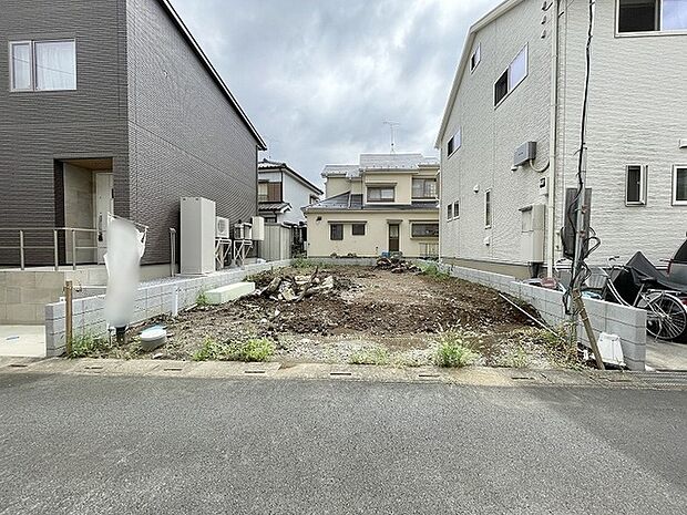 周辺環境に調和する落ち着いた敷地で、新しい暮らしの構想を描くことができます