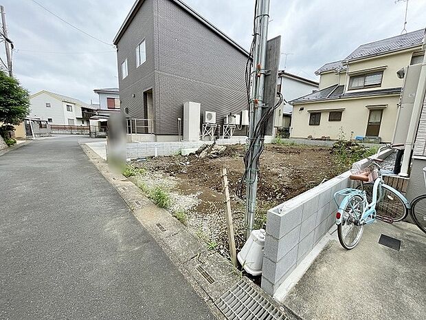 静かな住宅街に佇む、これからの暮らしを描く穏やかな空間が広がっています。