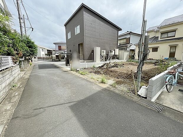 落ち着いた住宅街に佇む、ゆとりある敷地が生み出す心地よい開放感。