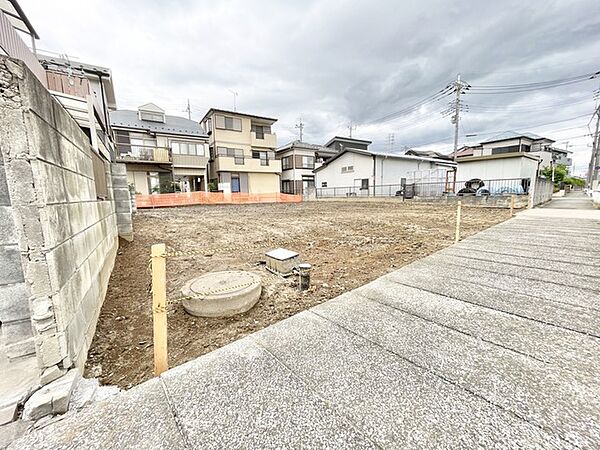 これからの暮らしを自由に描き出せる、穏やかで落ち着いた街並みに佇むゆとりのある敷地です。