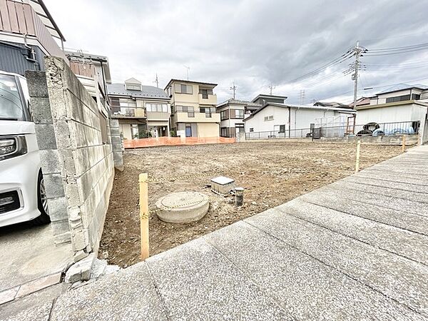 理想の住まいを自由に描ける、落ち着いた環境に位置する開放的な土地です。