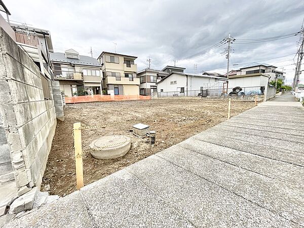 閑静な住宅街の一角に位置し、理想の住まいをゼロから描き出すことのできるゆとりある敷地です。