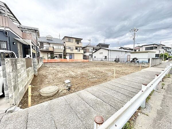落ち着いた住環境の中にゆとりある広がりを感じさせ、自分らしい暮らしを自由に描ける開放的な空間が広がっています。