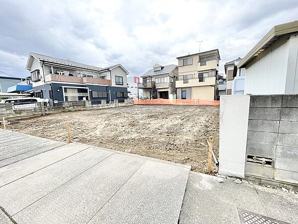 周辺環境に溶け込み、理想の住まいを描くためのゆとりある広さが確保された敷地です。
