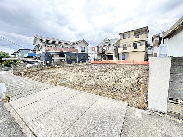 閑静な住宅街の一角に位置し、理想の住まいをゼロから描き出せる広々とした空間です。