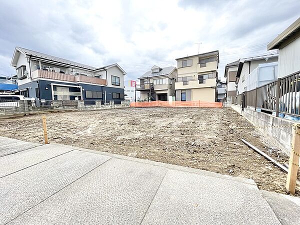周辺の住環境と調和する、可能性を秘めたフラットな敷地が広がっています。