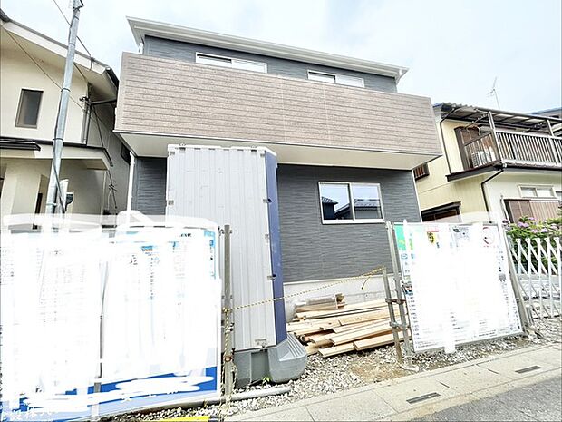 落ち着いた色味の外壁が周囲の街並みと調和し、洗練された印象を与える佇まいです。