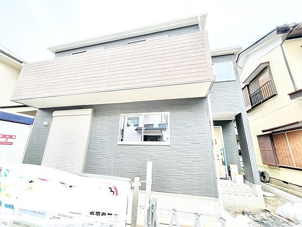 洗練された色使いが印象的な、モダンで落ち着いた佇まいの住まいです。