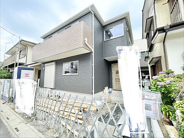 シックな色合いの外壁が街並みに馴染む、洗練された佇まいの住まいです。