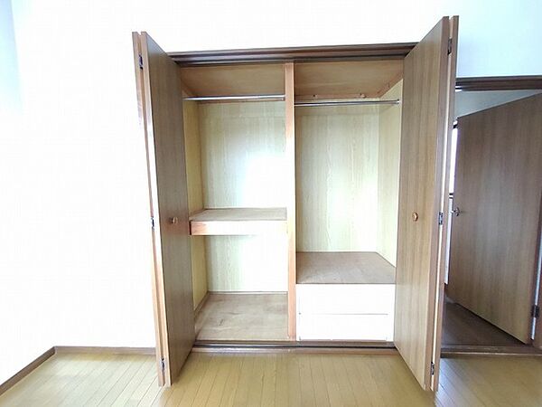 木の温もりを感じるナチュラルな色合いが、日々の暮らしに静かな安らぎと整った空間をもたらします。