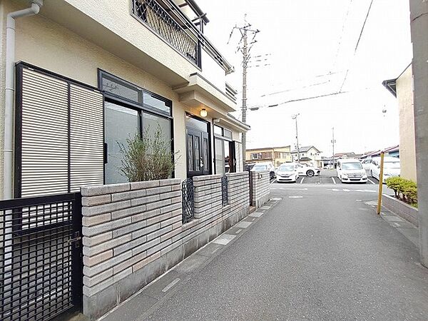 穏やかな街並みに溶け込む、落ち着いた佇まいが日々の暮らしを優しく包み込みます。
