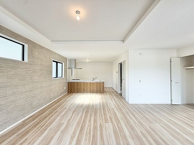 素材の質感が引き立つ落ち着いた色調でまとめられ、ゆったりとした時間の流れを感じさせる心地よい空間です。