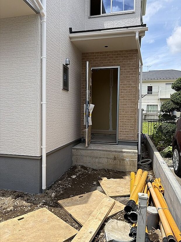 洗練された外観デザインが日常の風景に溶け込み、心地よい暮らしの始まりを予感させる佇まい。