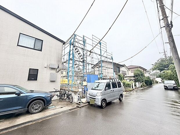 落ち着いた住宅街の中に位置し、日々の生活を穏やかに包み込むような静かな環境が広がっています。