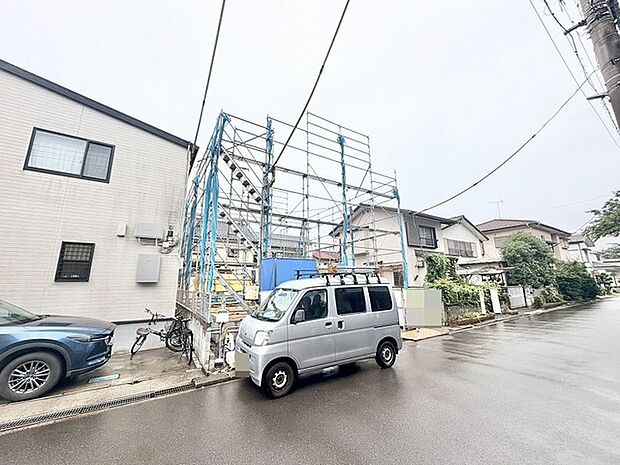 穏やかな住宅街の風景に溶け込み、新たな暮らしが形作られていく期待感を感じさせる静かな佇まい。