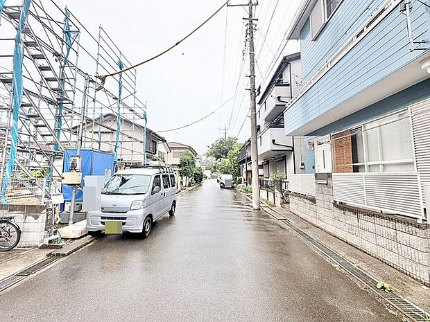 穏やかな日常の気配が漂う、落ち着いた雰囲気の住宅街の風景です。