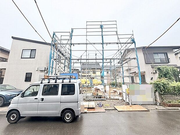未来の暮らしを思い描く、静かな期待感に満ちた建築現場の佇まいです。