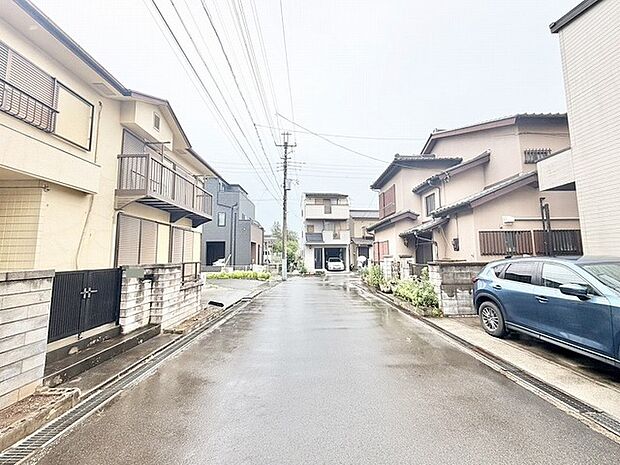 落ち着いた住宅街の雰囲気が漂い、日々の暮らしに安らぎを感じさせる穏やかな街並みが広がっています。