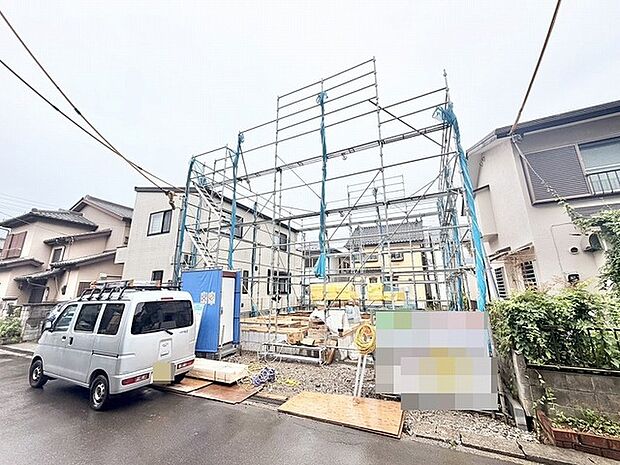 新しい暮らしの形がここから積み重なっていく、期待感に満ちた建設中の現場風景です。