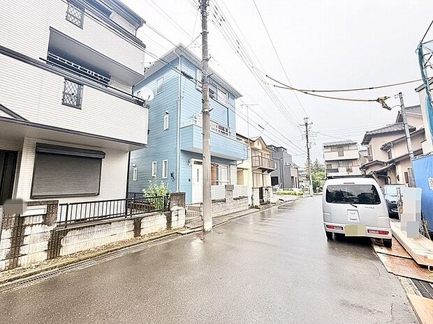 穏やかな空気感が流れる住宅街に溶け込み、日々の暮らしに寄り添う落ち着いた佇まいの住まい。