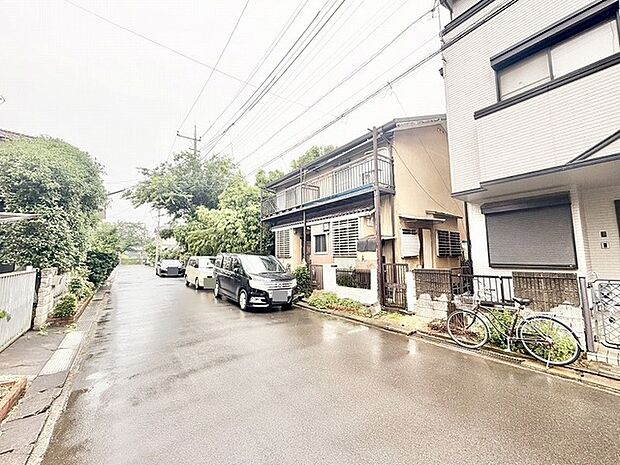 穏やかな時間が流れる落ち着いた住宅街に位置し、日々の暮らしに安らぎを感じさせる住環境です。