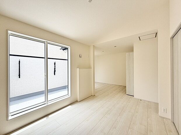 将来的には間仕切りして2部屋に変更可能な洋間。成長に合わせた間取り変更が可能なタイプ。