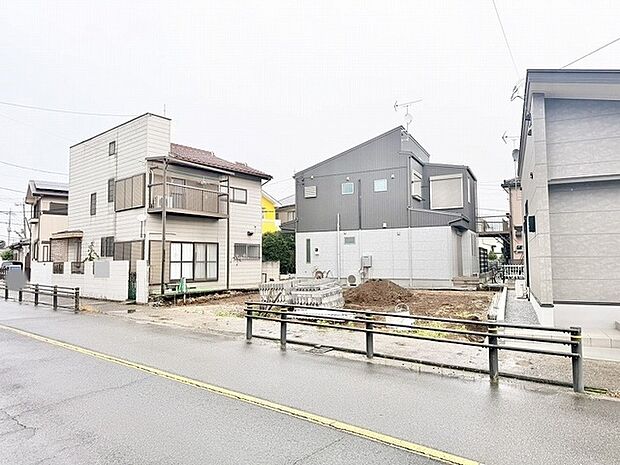 周辺の住環境と調和しながら、穏やかな日常が流れる落ち着いた街並みの風景です。