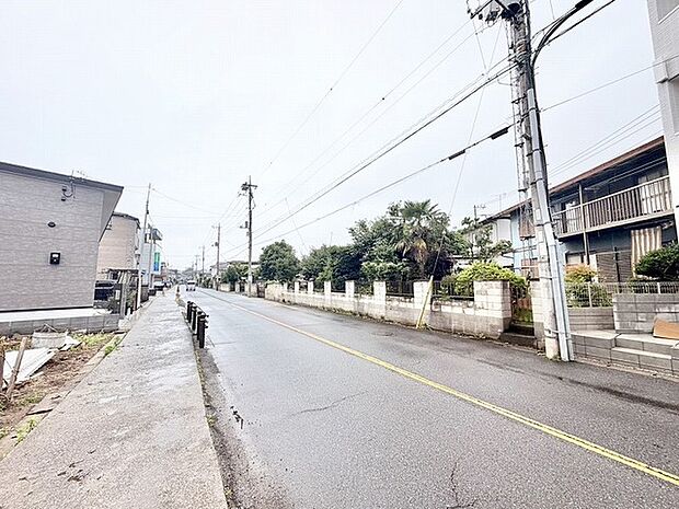 穏やかな空気が流れる閑静な住宅街で、日々の暮らしに静かな安らぎをもたらしてくれる住環境です。