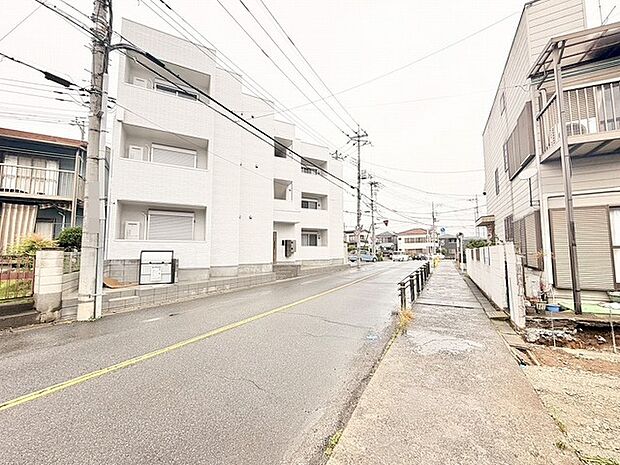 周囲の街並みに溶け込みながら、端正な佇まいで落ち着いた存在感を放つ外観です。