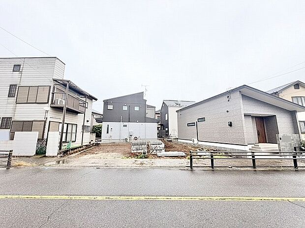落ち着いた住宅街の風景に溶け込む、ゆとりある敷地が魅力的な日常を予感させる街並みです。