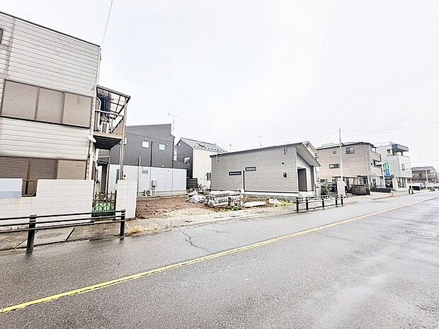 周囲の街並みと調和しながらも、これからの暮らしの可能性を静かに秘めた落ち着きのある風景です。