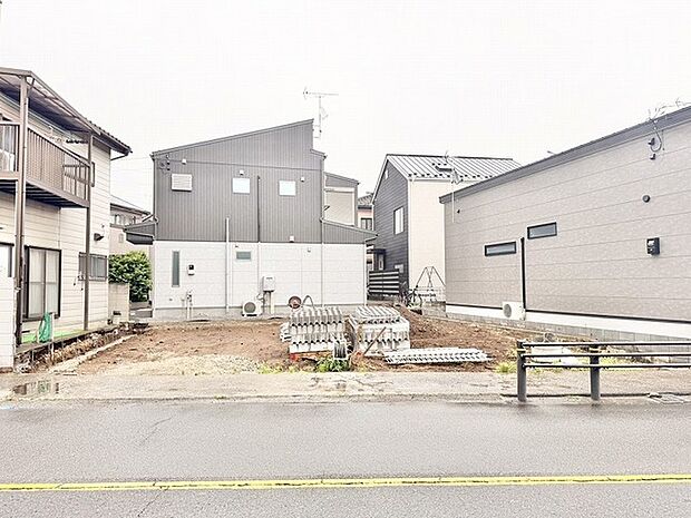 周辺環境と調和する整えられた敷地が、新しい暮らしの始まりを静かに予感させてくれます。