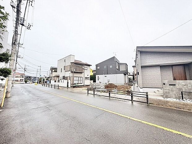 落ち着いた住宅街に位置し、日々の生活を穏やかに過ごせるゆとりある敷地環境です。