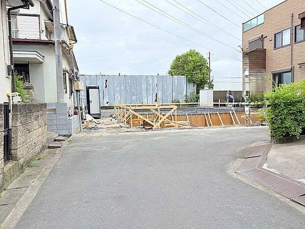 新しい暮らしの基礎が整い、住まいづくりの夢が形となっていく静かな風景が広がっています。